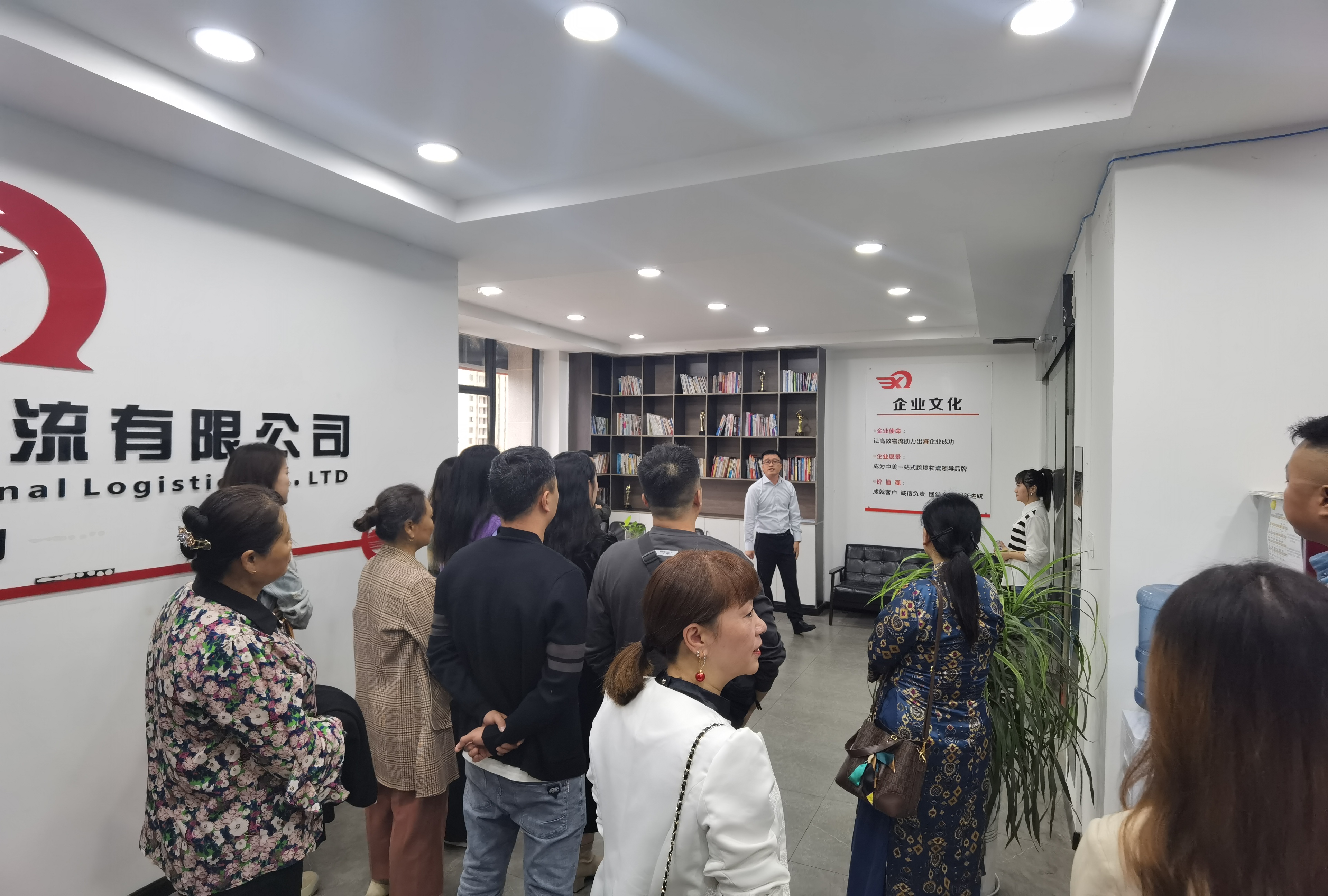 廖老師帶領家屬參觀公司